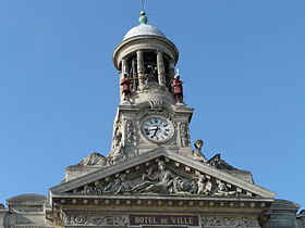 Le campanile de l'hôtel de ville où Martin et Martine sonnent les heures