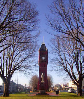 La grand rue de Camperdownavec la tour de l'horloge.