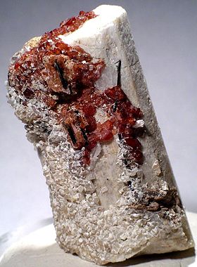 Cancrinite (blanc) - Rhodocrosite (rouge)