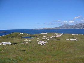 Vue de Cearstaigh depuis son sommet avec Lewis au dernier plan.