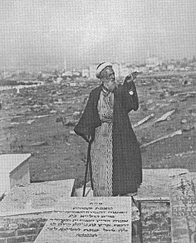 Un rabbin dans le cimetière juif de Salonique au début du XXe siècle