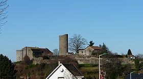 Le château de Châlus-Chabrol dominant la ville