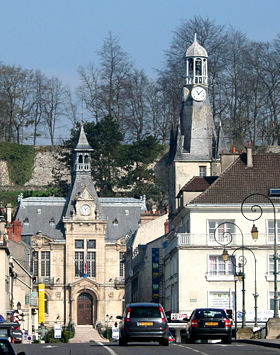 Mairie de Château-Thierry et les remparts