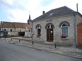 La mairie et l'église de Chaignes