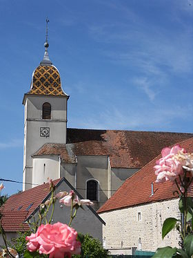L'église et son clocher aux tuiles vernissées