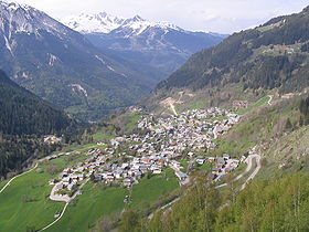 Vue aérienne du village de Champagny-en-Vanoise