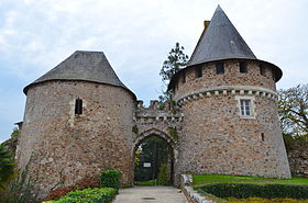 Porte de l'ancienne ville et château de Champtoceaux.