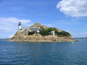 Vue de l'île Louët depuis la mer.