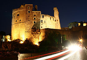 Vue nocturne du château de Clisson.