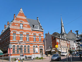 L’ancien bureau de poste (à gauche) et la collégiale (en arrière plan)