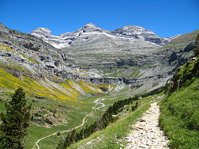 Les « trois sœurs » depuis le haut de la vallée d'Ordesa, de gauche à droite : le Cylindre du Marboré (3 328 m), le mont Perdu (3 355 m) et le pic d'Anisclo (3 263 m).