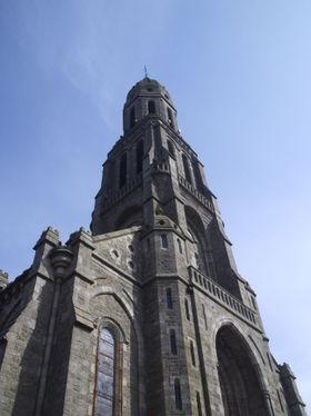 L'église Notre-Dame de la Nativité et son clocher de granite haut de 50 mètres.