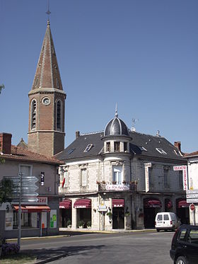 Clocher de l'église Saint-Louis et hôtel Le Richelieu
