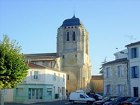 Le centre-bourg est dominé par l'église Saint-Nazaire