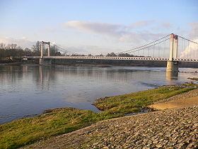 Pont suspendu au-dessus de la Loire