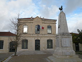 La mairie de Courçon.