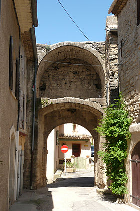 Porte médiévale à Cucuron