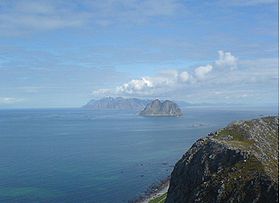 Mosken, vue depuis l'île de Værøy ; en arrière plan, Moskenesøya.