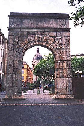 Arc de Dativius Victor à Mayence, copie réalisée en 1962. L'original est conservé au Landesmuseum