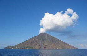 Vue générale du Stromboli depuis la mer.