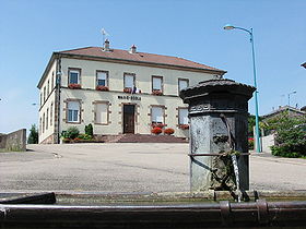 Fontaine et mairie-école