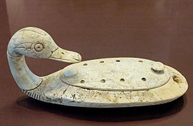 Boîte à fard en forme de canard. Ivoire d'hippopotame, XIIIe siècle av. J.‑C. Provenance : Minet el-Beida. (Musée du Louvre)