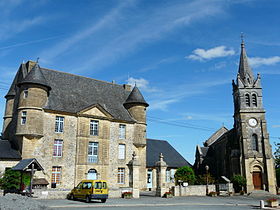 Le château et l'église de Dussac