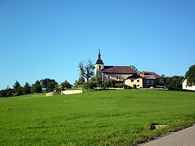 Vue du bourg de la commune avec son église