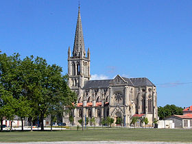 L'église Saint-Trélody est caractéristique des tendances néo-gothiques du XIXe siècle.