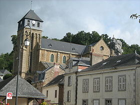 Église de Chailland avec le rocher de la Vierge (en haut à droite)