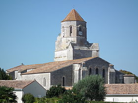 La silhouette caractéristique de l'église Saint-Pierre domine les toits du centre-ville