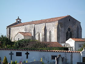 L'église Saint-Pierre vue depuis le cimetière communal