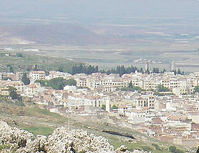 El Hajeb depuis les falaises, avec le Saïs en arrière-plan