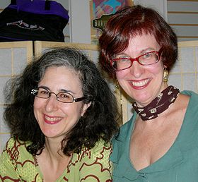Ellen Kushner (à gauche) avec Delia Sherman en 2007