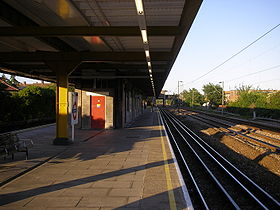 Elm Park Tube Station.jpg