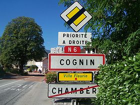 Entrée principale de Cognin sur l'ex-RN6 quittant Chambéry.