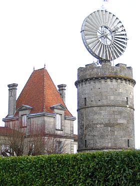 L'éolienne du Clône sur son château d'eau.
