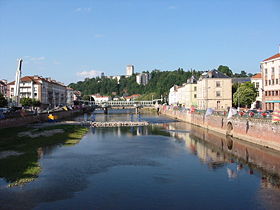 Vue de la Moselle depuis le pont Sadi-Carnot. Au fond, sur la rive droite, le plateau de la Justice.