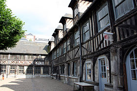 Les galeries du charnier abritent de nos jours l'école régionale des Beaux-Arts de Rouen.
