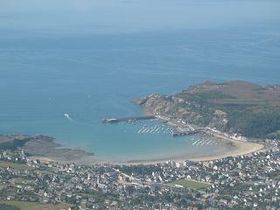 Vue aérienne du bourg, du port et du cap d'Erquy