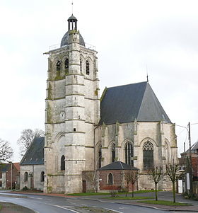 L'église Saint-Pierre et son clocher carré à coupole