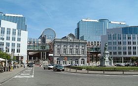 La façade de la gare de Bruxelles-Luxembourg, et le Parlement européen en arrière plan