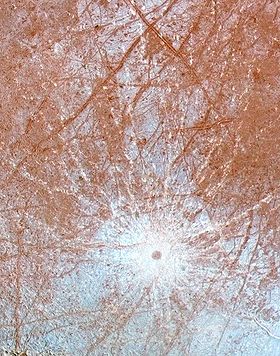 Image du cratère Pwyll prise par la sonde Galileo en 1996.