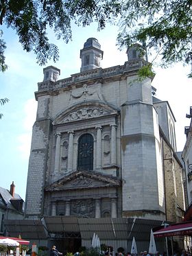la façade de l'église Saint-Pierre.