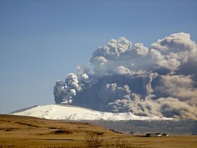 Vue du panache volcanique s'élevant au-dessus du volcan le 17 avril 2010 au cours de la seconde phase éruptive.