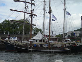 Au premier plan le Far Barcelona à Rouen lors de l'Armada 2008