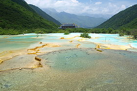 Les piscines calcaires de Huanglonggou et ses montagnes théâtrales