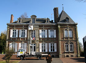 La mairie, caractérisée par l'élégance de l'encadrement de sa porte et de ses fenêtres.