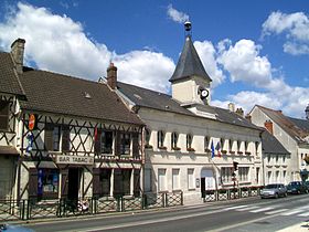 Auberge et mairie de Fleurines, rue du général de Gaulle.