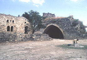 La cour et le puits. On peut remarquer des reconstructions ottomanes en calcaire blanc posées sur les soubassements en basalte.